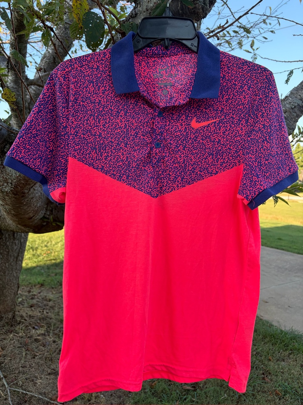 Nike Men’s Pink and Navy Patterned Short Sleeve Polo